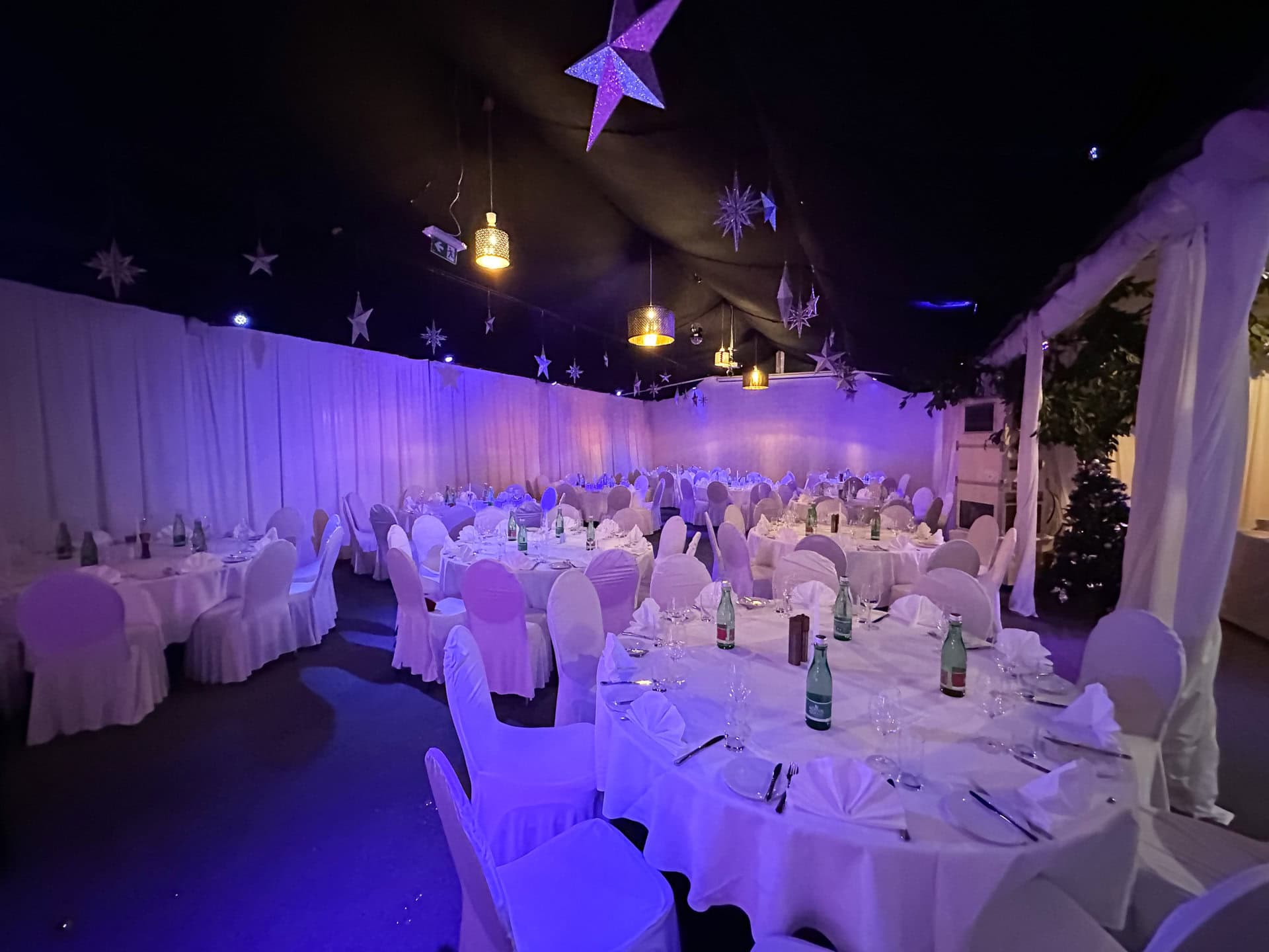 20231124_162057825_iOS Elegante Banketträume im Chadim mit festlich gedeckten Tischen, stimmungsvollem Licht und dekorativen Elementen für unvergessliche Feiern.