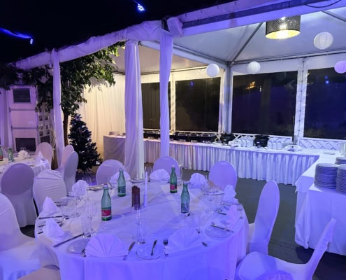 20231124_162301938_iOS Elegantes Festzelt mit gedeckten Tischen, weißen Stühlen und Buffetbereich, ideal für Veranstaltungen und Feiern im Chadim.