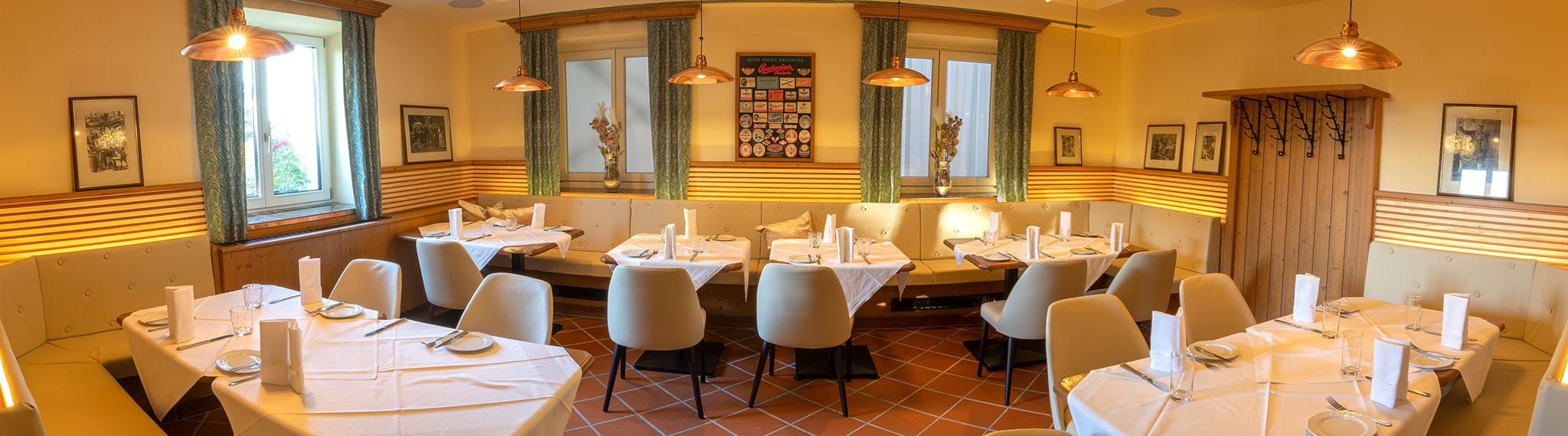 683e26a2-af2a-4f9e-8067-888a67803079 Gemütliches Stüberl „Friedrich-Adler“ im Restaurant Das Chadim, mit eleganten Tischen, weißen Tischdecken, und warmem Licht, ideal für Familienfeste und kleinere Veranstaltungen.