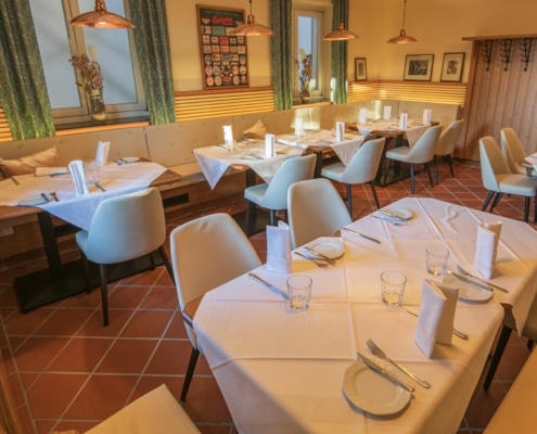 75e76ea2-7632-4fe6-b21b-db6070a30fe4 Gemütlicher Innenraum des Lokals Das Chadim mit eleganten Tischen und Stühlen, ideal für Veranstaltungen und Feiern, im rustikalen Stil mit warmen Farben und angenehmer Atmosphäre.