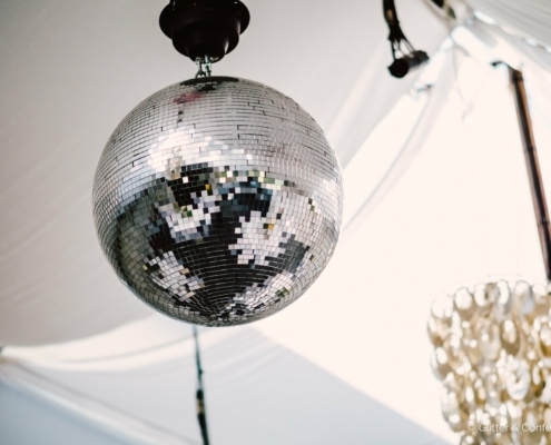 (9)-min Glitzernde Discokugel im Festzelt von Das Chadim, unter einem transparenten Dach, ideal für unvergessliche Feiern und stimmungsvolle Beleuchtung.