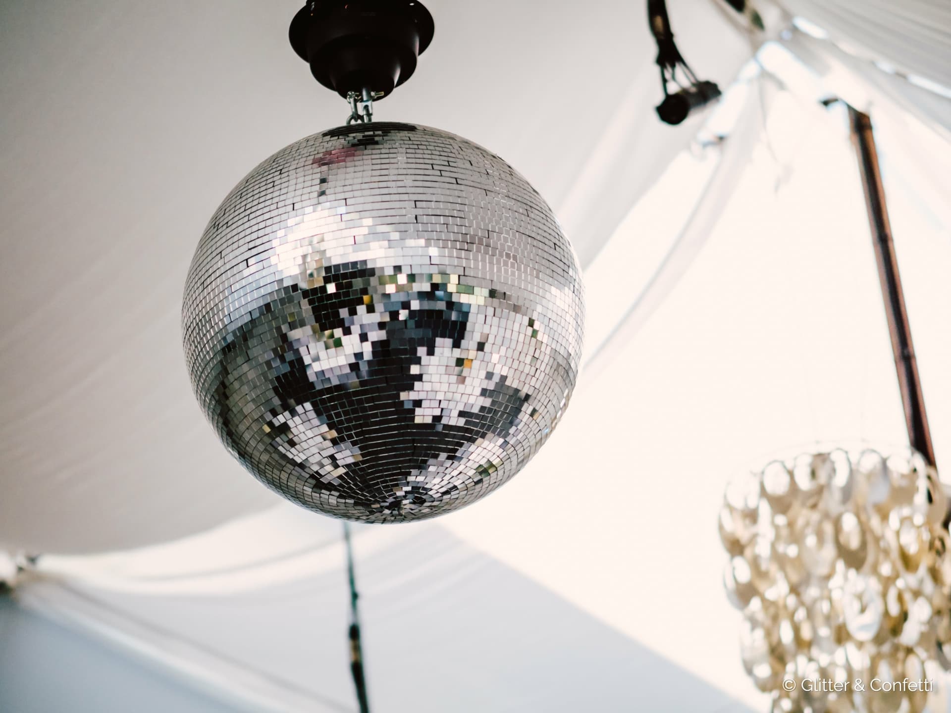 (9)-min Spiegelkugel im Festzelt von Das Chadim, dekorative Beleuchtung für Veranstaltungen und Feiern.