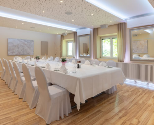 © Adrian Almasan | www.adrianalmasan.com Elegante Banketträume mit gedeckten Tischen, weißen Tischdecken und moderner Beleuchtung, ideal für Feiern und Veranstaltungen im Das Chadim.