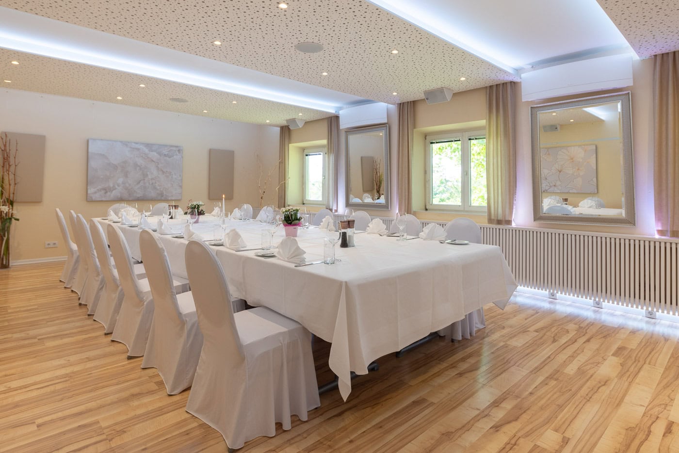 © Adrian Almasan | www.adrianalmasan.com Eleganter Bankettraum bei Das Chadim mit gedecktem Tisch für festliche Anlässe, umgeben von modernen Elementen und natürlichem Licht.