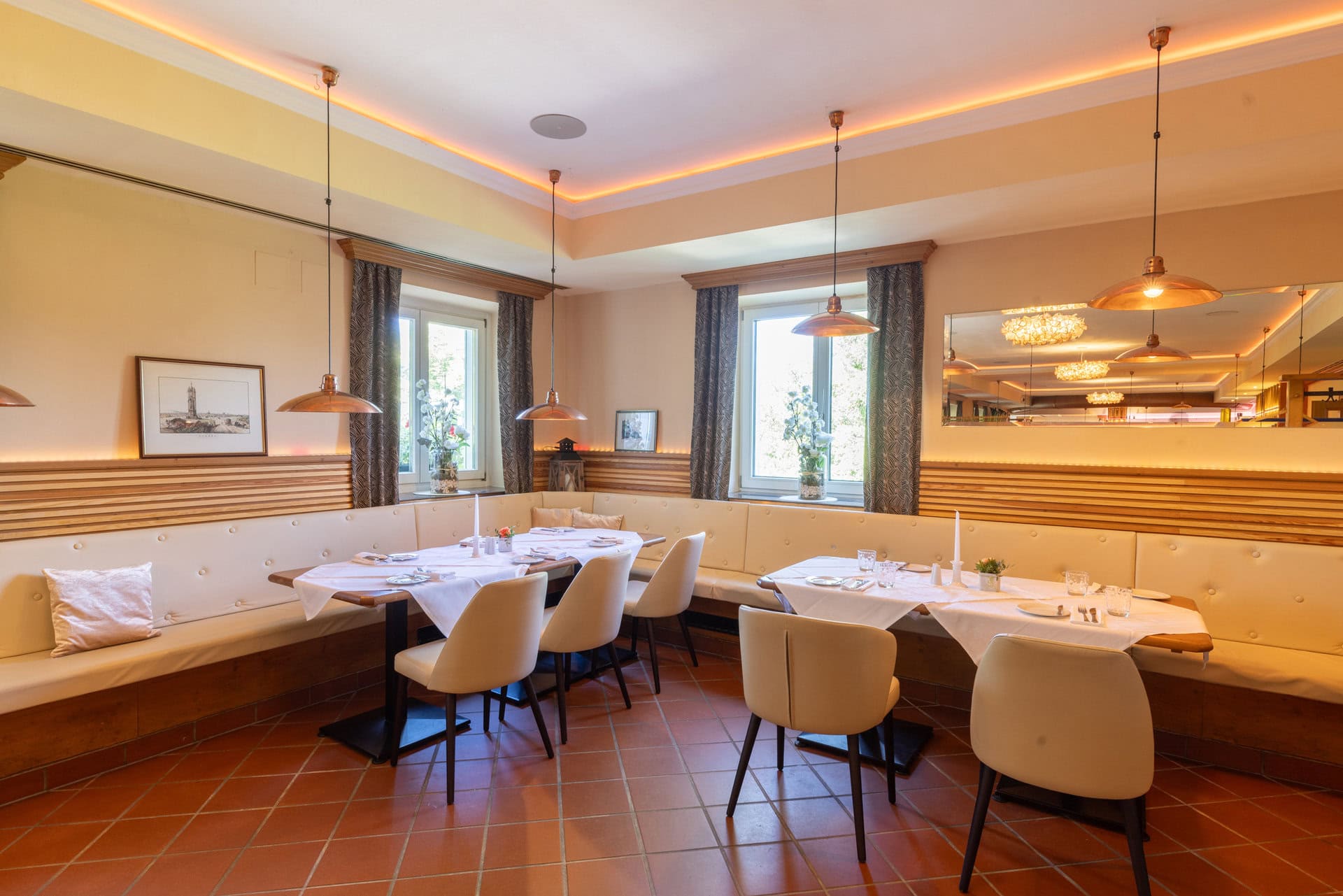 © Adrian Almasan | www.adrianalmasan.com Gemütlicher Speiseraum im Lokal Das Chadim mit eleganten Tischen, bequemen Stühlen und warmem Licht, ideal für Familienfeste und Veranstaltungen.