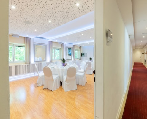 © Adrian Almasan | www.adrianalmasan.com Eleganter Bankettraum mit runden Tischen, weißen Tischdecken und moderner Beleuchtung, ideal für Veranstaltungen im Das Chadim.