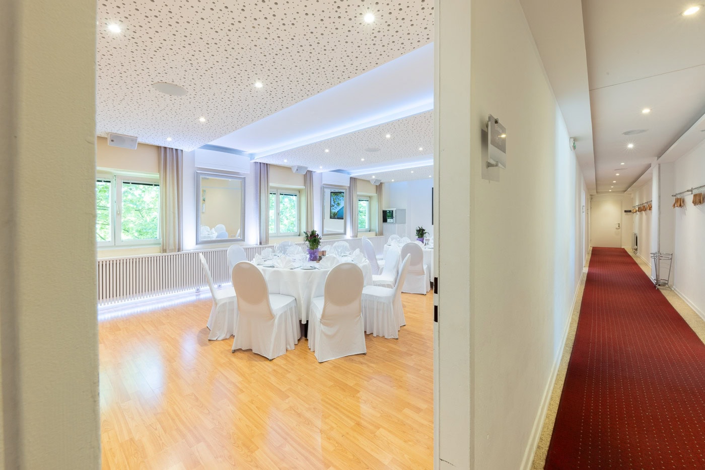 © Adrian Almasan | www.adrianalmasan.com Eleganter Bankettraum im Das Chadim mit runden, weiß eingedeckten Tischen und modernen Beleuchtungselementen, ideal für Veranstaltungen bis zu 120 Personen.