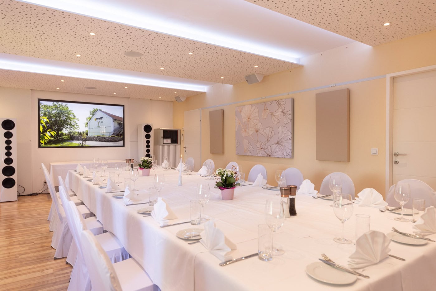 © Adrian Almasan | www.adrianalmasan.com Exklusiver Bankettraum bei Das Chadim mit eleganter Tischdekoration, HiFi-Lautsprechern und großem Bildschirm für Veranstaltungen und Feiern.