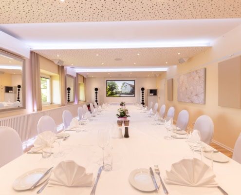 © Adrian Almasan | www.adrianalmasan.com Elegant dekorierter Bankettraum mit gedecktem Tisch, akustisch optimierten Lautsprechern und modernem Ambiente für Veranstaltungen bei Das Chadim.