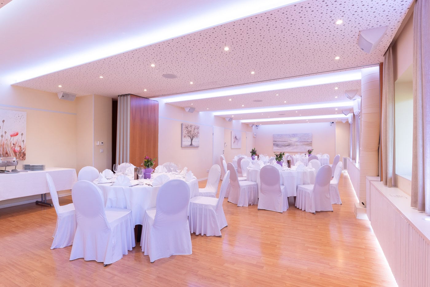 © Adrian Almasan | www.adrianalmasan.com Elegante Banketträume mit runden Tischen, weißen Tischdecken und stilvollen Stühlen, ideal für Veranstaltungen im Das Chadim.