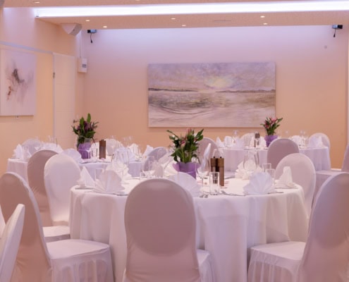 © Adrian Almasan | www.adrianalmasan.com Elegantes Bankettraum mit runden Tischen, weißen Tischdecken und Blumenarrangements, ideal für Veranstaltungen bis zu 120 Personen im Das Chadim.