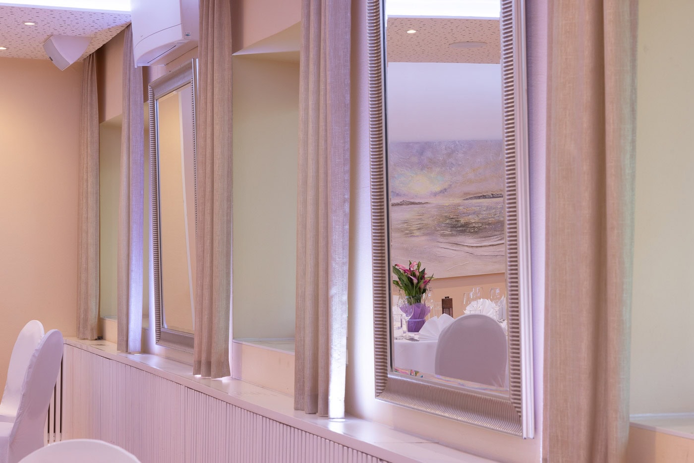 © Adrian Almasan | www.adrianalmasan.com Elegantes Bankettzimmer mit stilvollen Spiegeln, sanften Vorhängen und dekorativem Blumenschmuck, ideal für Veranstaltungen im Das Chadim.