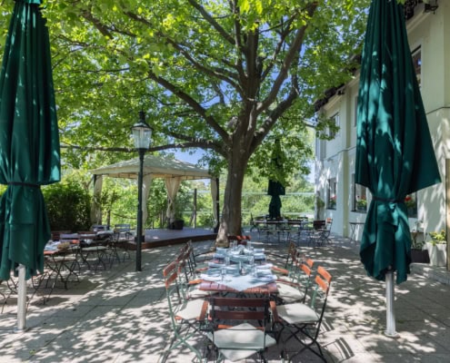 © Adrian Almasan | www.adrianalmasan.com Terrasse im Gastgarten von Das Chadim mit schattenspendenden Bäumen, Tischen und Stühlen für bis zu 350 Personen, ideal für Veranstaltungen im Freien.