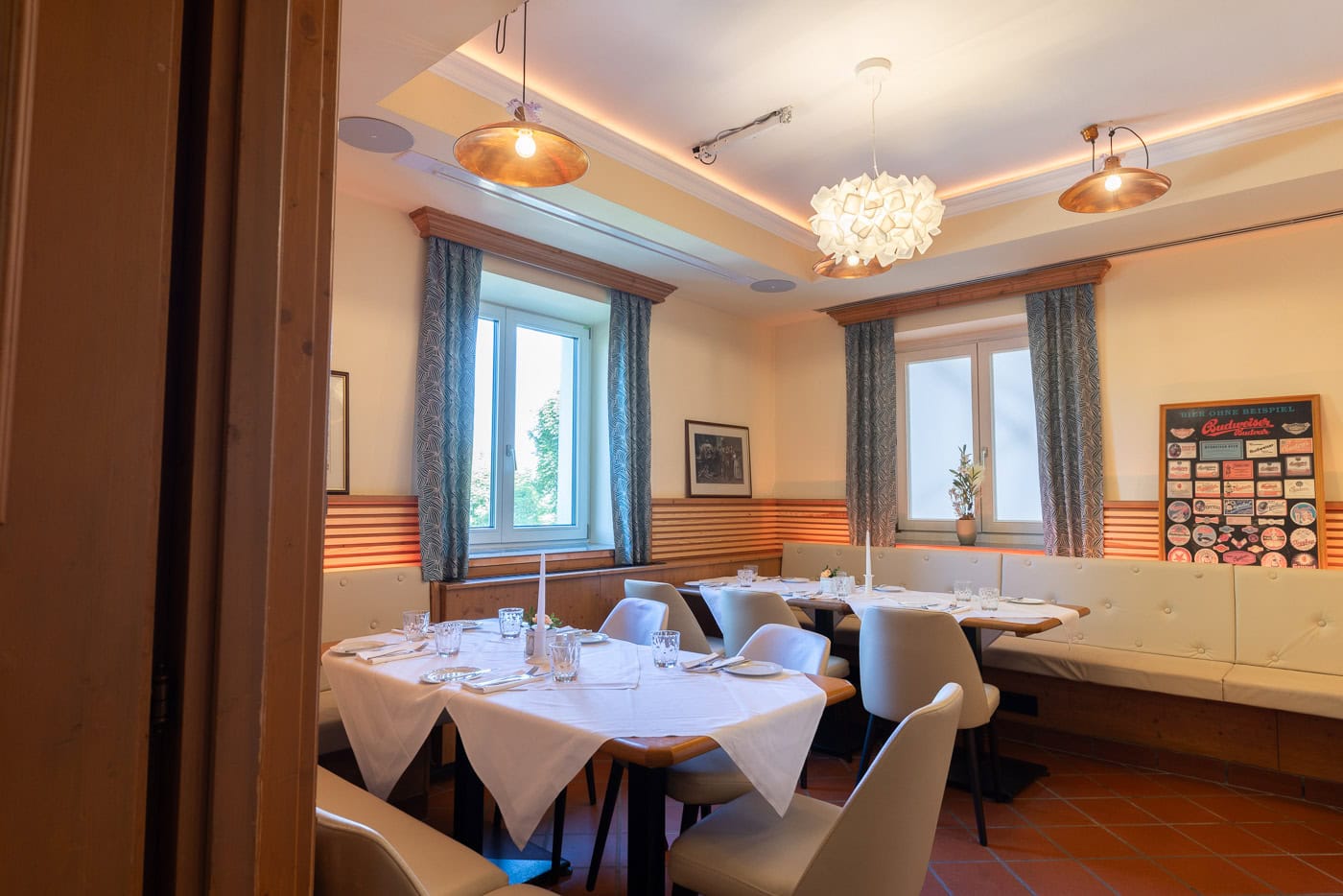 © Adrian Almasan | www.adrianalmasan.com Gemütlicher Speiseraum im Restaurant Das Chadim mit eleganter Tischdekoration, Fensterblick ins Grüne, und warmem Licht, geeignet für Familienfeste und kleinere Veranstaltungen.