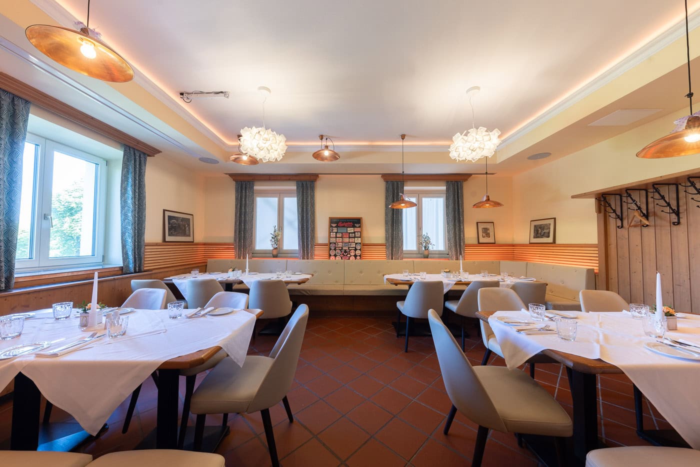 © Adrian Almasan | www.adrianalmasan.com Gemütlicher Speisebereich im Lokal Das Chadim mit eleganten Tischen, modernen Lampen und Blick auf die Natur, ideal für Veranstaltungen und Feiern.