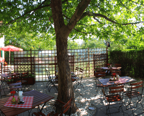 Der Gastgarten Der schattige Gastgarten im Chadim