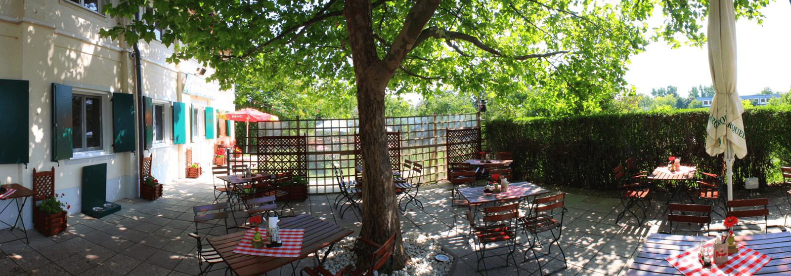 Der Gastgarten Der schattige Gastgarten im Chadim