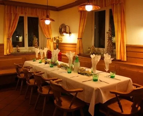 Gedeckter Tisch im Gastraum Gedeckter Tisch im Lokal