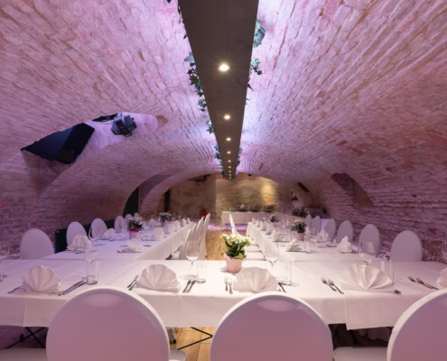 © Adrian Almasan | www.adrianalmasan.com Elegantes Gewölbe mit festlich gedeckten Tischen, moderner Beleuchtung und rustikalen Ziegelwänden, ideal für Veranstaltungen im Chadim.