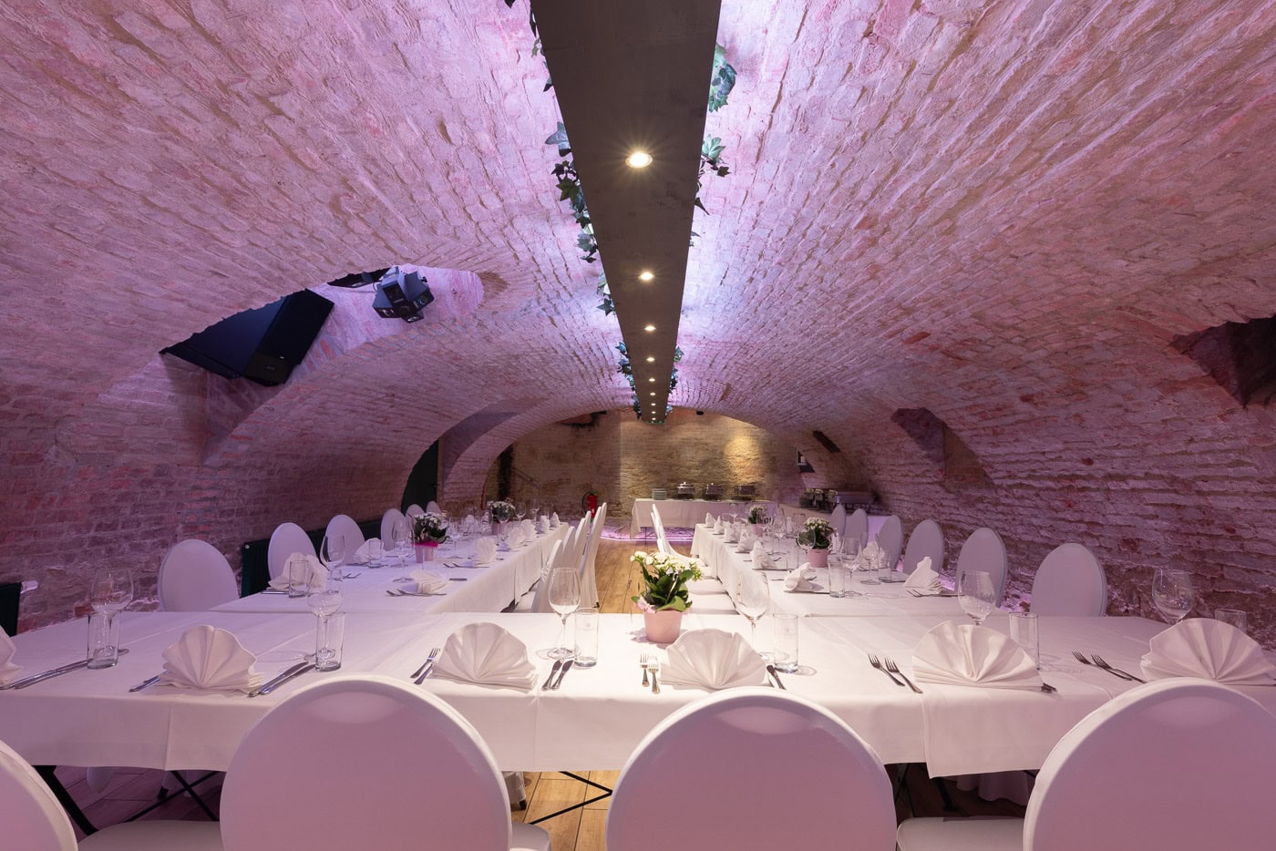 © Adrian Almasan | www.adrianalmasan.com Historischer Gewölberaum im Chadim, elegant dekorierte Tische mit weißen Tischdecken, stilvolle Stühle, akzentuierte Beleuchtung und moderne Elemente für festliche Anlässe.